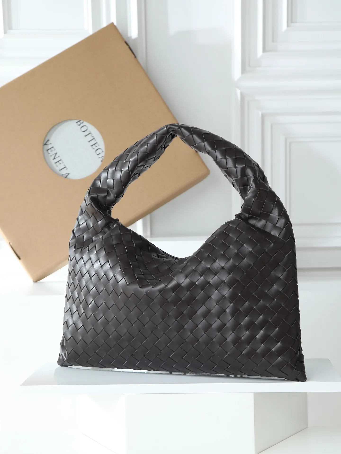 1180. #Bv’s new medium size HO 796262. The bag body and handles are made of a whole piece of woven leather. The bag body is soft and lazy. Ho symbolizes the praise of innovation and eternal craftsmanship [love]. The pyramid silhouette combines practicality and fashion. It is modern and casual. The double-sided closure design of the bag mouth is more convenient and safe! Made of soft cowhide and full of texture, this is a must-have for fashionable ladies who like minimalism, comfort and casualness! Dimensions: 46x21x10